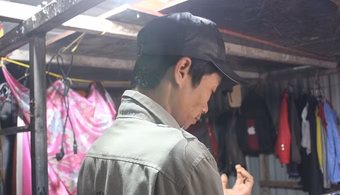 Anh Trần Văn Minh cho biết: "Những ngày này thời tiết khắc nghiệt, nhiệt độ xuống thấp, mặc dù chúng tôi tận dụng tối đa giẻ rách, quần áo, túi nilon quấn chặt, bịt kín các kẽ hở nhưng vẫn không ăn thua". Ảnh: Thanh Hải