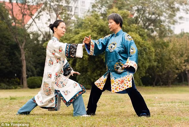 Yongxiang sinh ra trong gia đình có truyền thống võ thuật và là người thừa kế thế hệ thứ 6 của võ sư Yang Luchan.