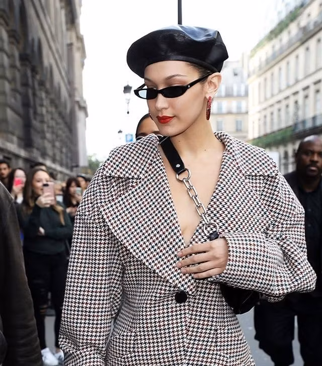 Nhét tóc trong mũ Nếu bạn ưa thích sự cá tính thì chắc chắn bạn không thể bỏ qua kiểu tóc này. Đội mũ cao đến trán và cho tóc gọn gàng vào mặt trong của mũ là bạn đã có ngay một vẻ ngoài cực chất.