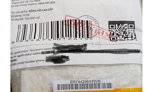 Món quà được chuyển đến anh L., nhưng bên giao hàng yêu cầu anh L., phải trả tiền trước rồi mới được mở quà.