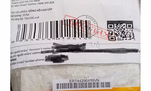 Món quà được chuyển đến anh L., nhưng bên giao hàng yêu cầu anh L., phải trả tiền trước rồi mới được mở quà.