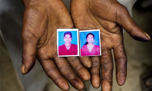 Hai nạn nhân trong vụ tấn công tình dục nghiêm trọng được xác định là Pushpa (trái) và Murti (phải).