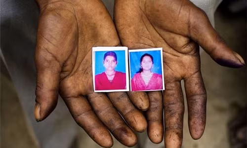 Hai nạn nhân trong vụ tấn công tình dục nghiêm trọng được xác định là Pushpa (trái) và Murti (phải).