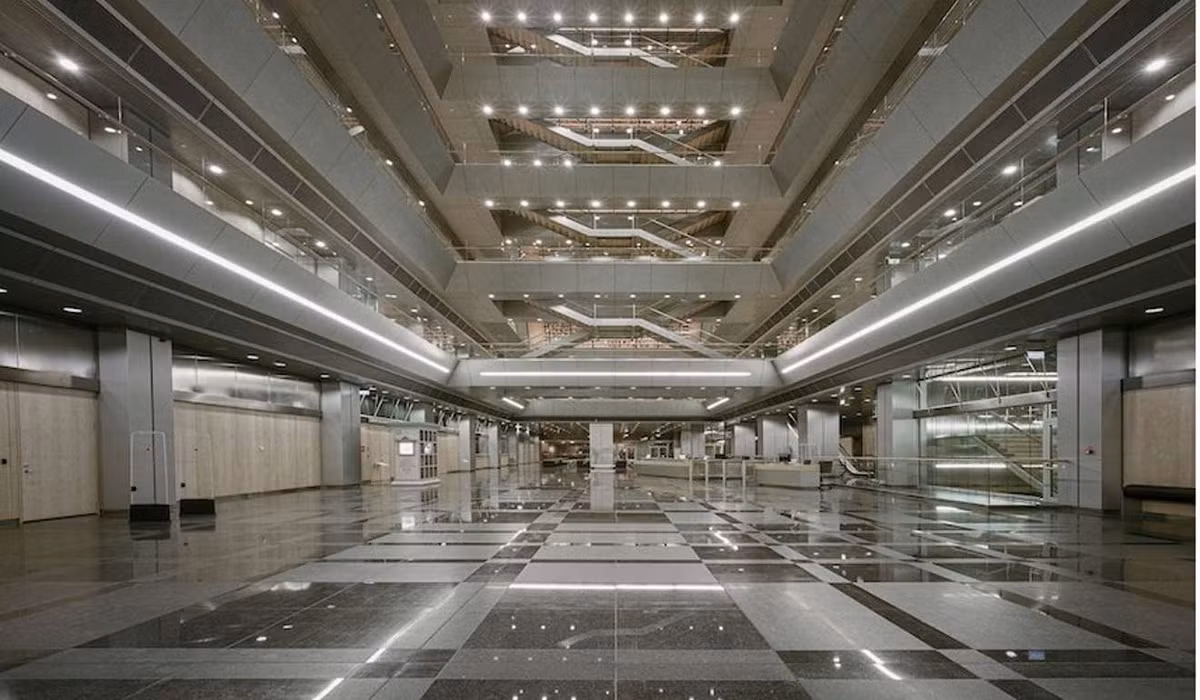 Cả một sảnh khổng lồ với không gian mở sẽ là nơi được trưng bày các bàn đọc sách cao cấp và các tầng đều được kết nối với nhau thông qua qua một cầu thang đơn và các hành lang lớn sẽ là những giá sách cao.