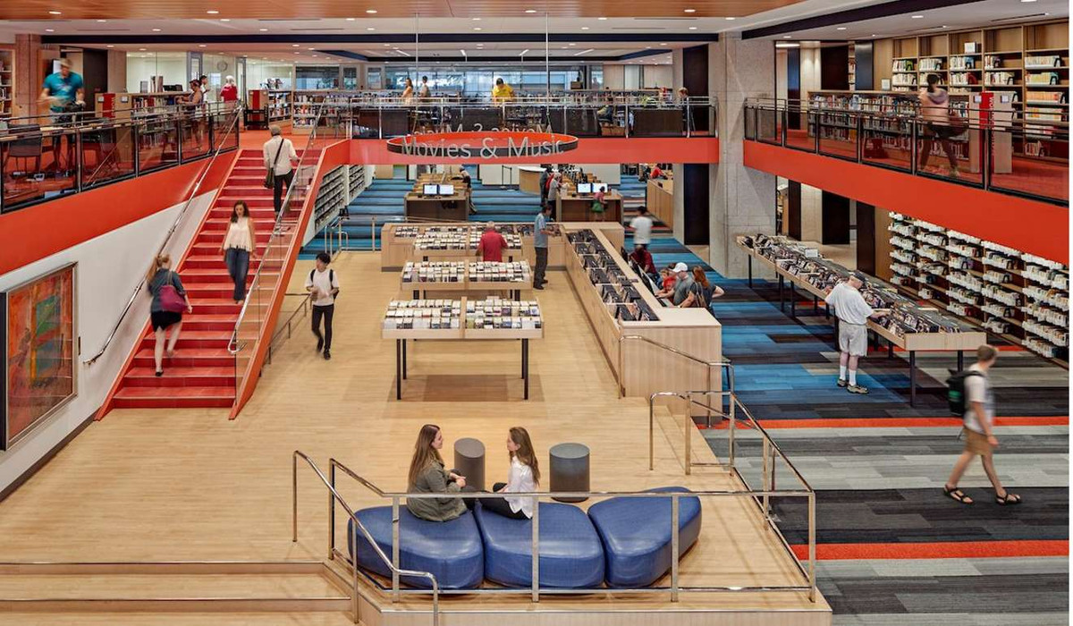 Phòng đọc sách không có cột có thiết kế bằng gỗ sáng màu và nhiều không gian mở mọi người tiện đi lại tìm sách và thủ thư có đủ tầm nhìn quan sát mọi hướng và mọi thứ.