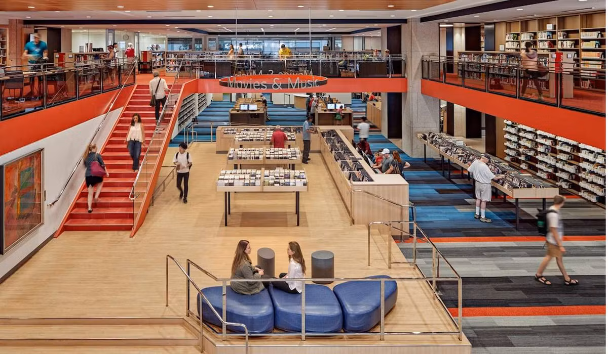 Phòng đọc sách không có cột có thiết kế bằng gỗ sáng màu và nhiều không gian mở mọi người tiện đi lại tìm sách và thủ thư có đủ tầm nhìn quan sát mọi hướng và mọi thứ.