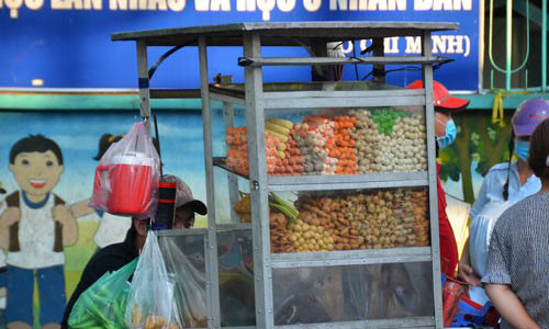 Một xe bán các loại viên chiên ở TP HCM Ảnh: TẤN THẠNH