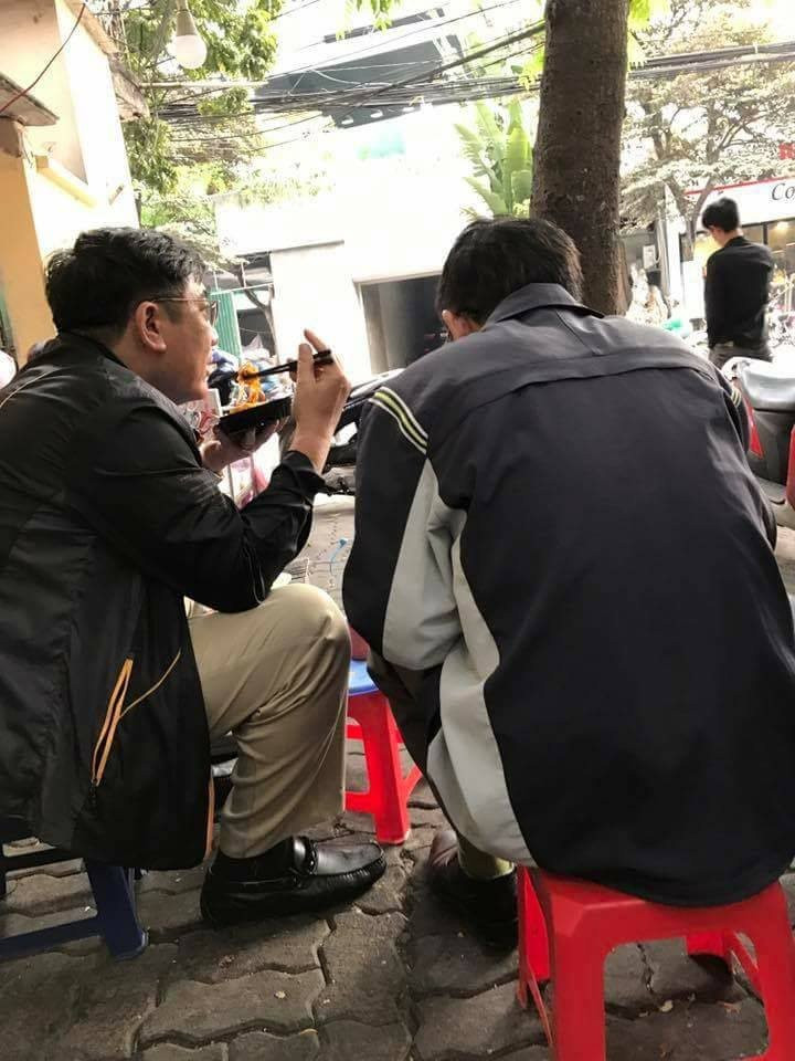 Bức ảnh hai người đàn ông trung niên đi ăn bánh tráng trộn cùng nhau.