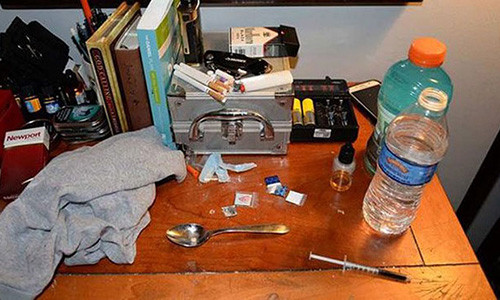 2 chuyen gia tu van, dieu tri cho con nghien chet vi... soc ma tuy