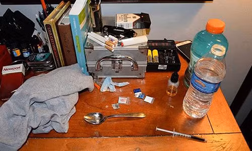 2 chuyen gia tu van, dieu tri cho con nghien chet vi... soc ma tuy