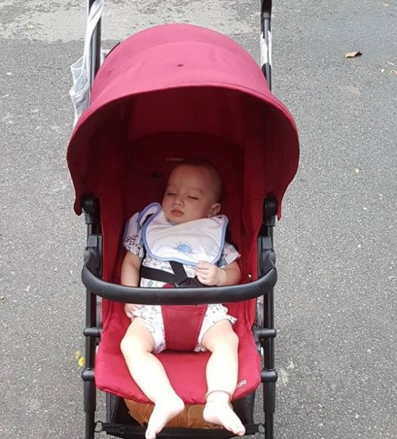 Chồng của Trang Khiếu cũng dành thời gian để chơi và chăm con giúp nữ người mẫu. Không những thế, mẹ chồng của Trang Khiếu cũng rất yêu thương cháu. Trang Khiếu tiết lộ mẹ chồng Tây thường mua đồ chơi cho cháu nội.