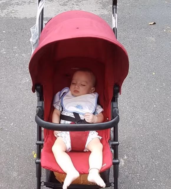 Chồng của Trang Khiếu cũng dành thời gian để chơi và chăm con giúp nữ người mẫu. Không những thế, mẹ chồng của Trang Khiếu cũng rất yêu thương cháu. Trang Khiếu tiết lộ mẹ chồng Tây thường mua đồ chơi cho cháu nội.