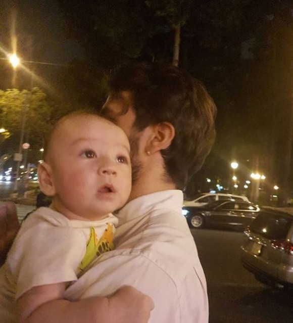 Được biết Trang Khiếu và chồng Tây đã gắn bó bên nhau một thời gian và có rất nhiều điểm chung khi cùng đam mê nghệ thuật, chụp hình, quay phim. Từ khi Trang Khiếu mang thai và sinh con, chồng Tây luôn ở bên chăm sóc, động viên tinh thần cô.