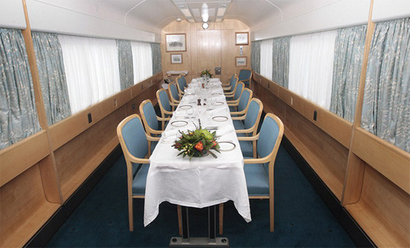Tàu của Hoàng gia Anh được thiết kế vào năm 1842 để phục vụ cho những chuyến công tác xa của Nữ hoàng Victoria và các thành viên Hoàng tộc thời bấy giờ. Qua nhiều thập kỉ, đoàn tàu được nâng cấp, trang bị nội thất rất sang trọng và tiện nghi nhưng vẫn giữ nét quyền quý. Cùng ngắm không gian sang trọng và quyền quý trong đoàn tàu hơn 150 tuổi của Nữ hoàng Anh: