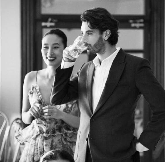 Từ đó đến nay, Trang Khiếu thoải mái khoe hình ảnh của con trai trên mạng xã hội. Tuy nhiên, thỉnh thoảng, nữ người mẫu mới cho chồng 'lên sóng'.