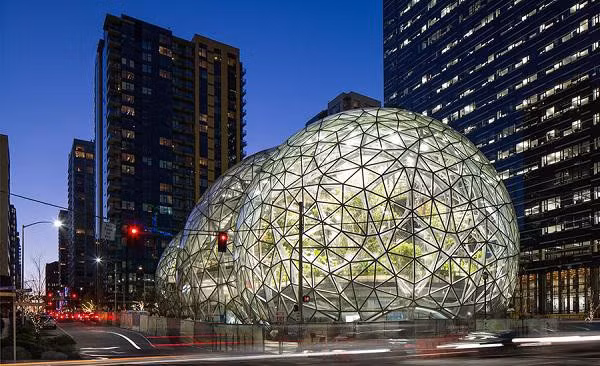 Những người đứng đầu Amazon tại Seattle luôn mong muốn sẽ tạo được môi trường làm việc độc đáo, khác lạ cho nhân viên thỏa sức sáng tạo. Không chỉ ban ngày mà về đêm trung tâm này cũng thật đẹp và nổi bật giữa lòng thành phố.