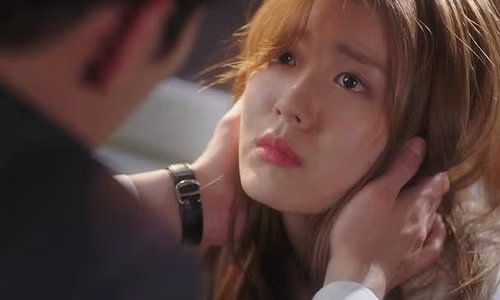 Muon dien thoai ban than nhan “Em co bau roi”, co gai nhan cau tra loi chet dieng tu ban trai