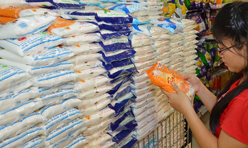 Đường sản xuất trong nước khó tiêu thụ do phải cạnh tranh với đường nhập lậu Ảnh: TẤN THẠNH