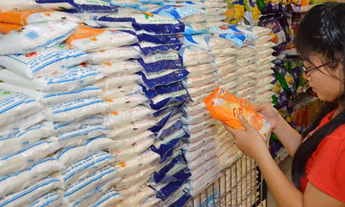 Đường sản xuất trong nước khó tiêu thụ do phải cạnh tranh với đường nhập lậu Ảnh: TẤN THẠNH