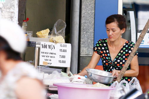 Mẹ Angela Phương Trinh ăn mặc giản dị, tất bật ở hàng xôi đã tồn tại được 15 năm qua...