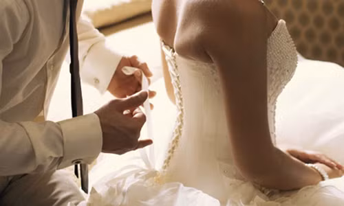 Trong đêm tân hôn, chồng tra tấn vì vợ không có dấu hiệu "trinh tiết" Trong dem tan hon, chong tra tan vi vo khong co dau hieu