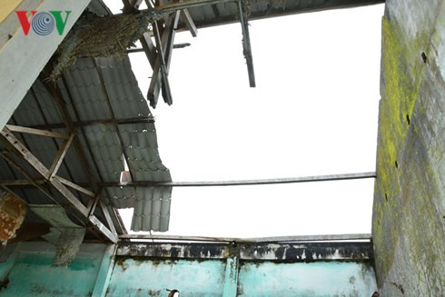 Nhiều công trình trường học, trạm y tế bị bay tôn, hư hỏng không thể sử dụng được.