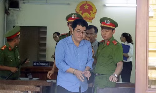 Bị cáo Sơn được áp giải về trại sau phiên xử.