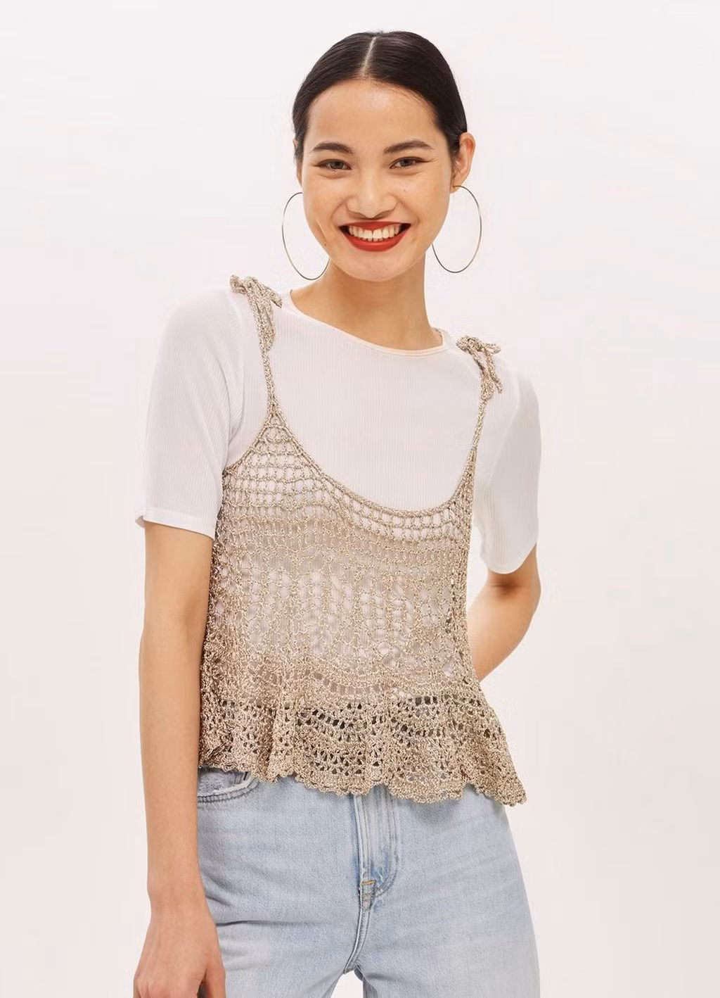 Chỉ cần một chút biến hóa với chiếc áo len móc hai dây, bạn đã có thể có được set đồ phóng khoáng nhưng vẫn phù hợp để mặc đi làm hàng ngày.