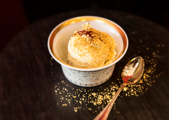 7.Kem Black Diamond Cốc kem cao cấp Black Diamond là sản phẩm của quán cà phê Scoopi tại thành phố Dubai. Cốc kem có giá hơn 18 triệu đồng và được làm từ kem đậu vani từ Madagascar, nghệ tây, nấm truffle và vàng lá 23 cara. Kem Black Diamond còn được đựng trong một chiếc cốc sang trọng do hãng Versace chế tác. Sau khi thưởng thức món kem đặc biệt này, khách hàng có thể mang cốc về nhà để làm kỷ niệm.