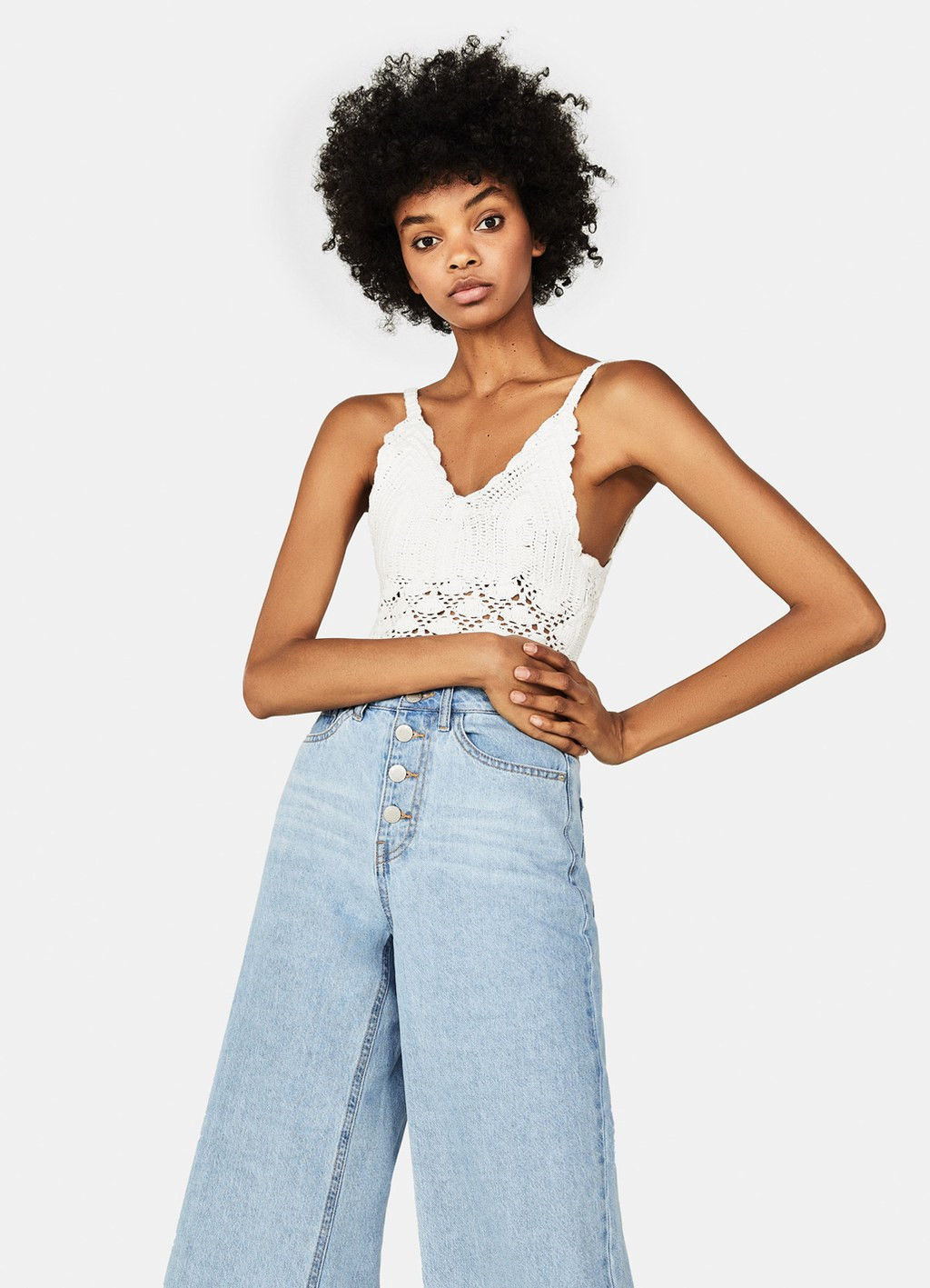 Áo len móc hai dây được xem là phụ kiện không thể thiếu trong những ngày hè oi bức. Có nhiều cách để phối áo với kiểu áo crochet này từ quần jeans ống ngố, quần short đến váy midi nhiều màu sắc.