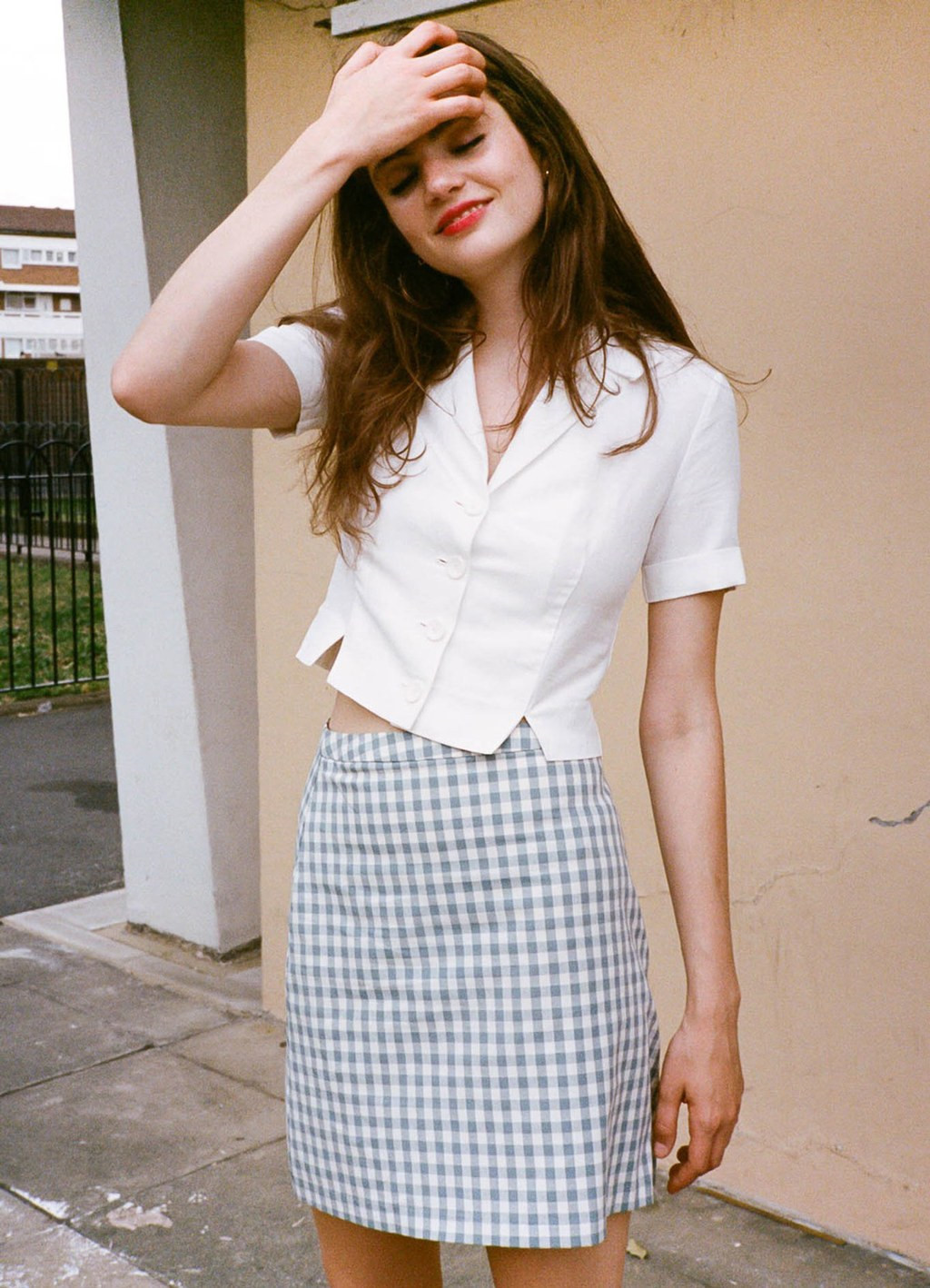 Với những cô nàng công sở, mùa hè nếu bạn không muốn diện những kiểu quần dài bí bách hay đầm dài thướt tha thì váy midi ngắn trên gối là lựa chọn hoàn hảo. Áo sơ mi crop top tay ngắn cũng rất phù hợp với thời trang mùa hè.