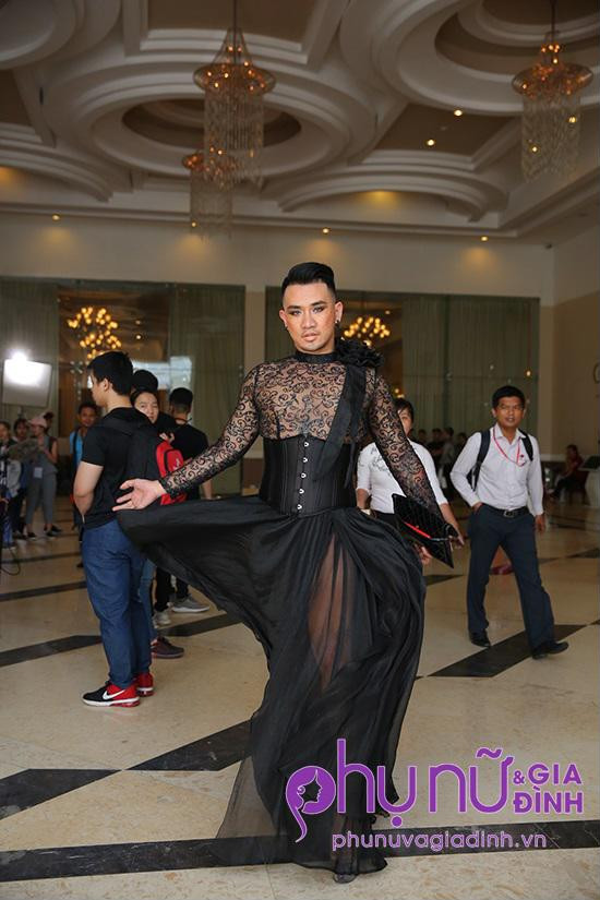 Chuyên gia trang điểm Bi Tô gây choáng với bộ váy thướt tha cùng giày cao gót - Ảnh: Nhi Nguyễn