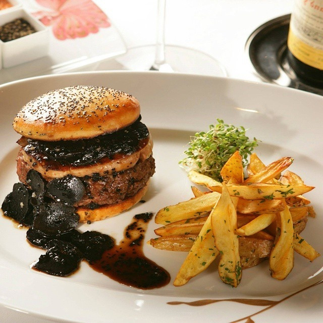 4.FleurBurger Chiếc bánh có tên là FleurBurger có giá hơn 114 triệu đồng. Chiếc bánh đắt đỏ này được làm hoàn toàn từ vàng lát quý giá, nấm và gan ngỗng. Ngoài ra, bạn sẽ được thưởng thức chai rượu Chateau Petrus 1995.
