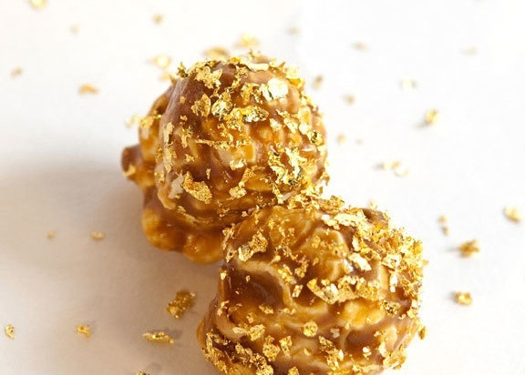 6.Bắp rang bơ tỷ đô Berco Nhà hàng Berco tại Mỹ đã cho ra mắt món bắp rang bơ dát vàng đắt nhất thế giới. Món ăn vặt này được làm từ hầu hết các loại nguyên liệu hảo hạng như bơ đặc biệt của hãng Vermont Creamery, vani của Nielsen Massey Bourbon, muối đắt đỏ đến từ đảo Laeso, Đan Mạch cùng vàng rắc 23K và đường hữu cơ. 1 xô bắp rang bơ 24 lít có giá 22 triệu đồng.