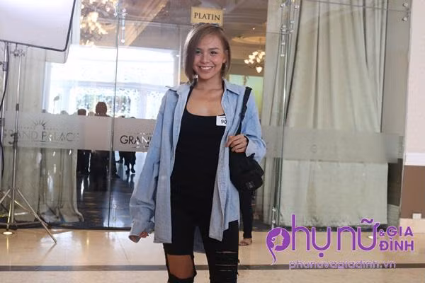 Các thí sinh đều cố gắng ăn mặc thật nổi bật để thu hút sự chú ý của truyền thông - Ảnh: Nhi Nguyễn