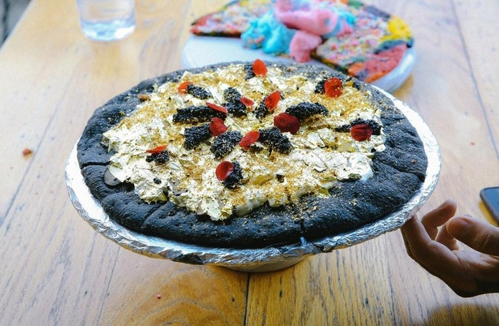 8.Bánh pizza dát vàng lá 24k Muốn ăn bánh pizza dát vàng lá 24k bạn cần phải gọi điện tới Nhà hàng Industry Kitchen đặt trước ít nhất 48 giờ. Bánh pizza dùng loại phô mai Stilton, gan ngỗng, trứng cá Ossetra, nấm truffle và vàng lá 24k. Bánh pizza có giá hơn 45 triệu đồng.
