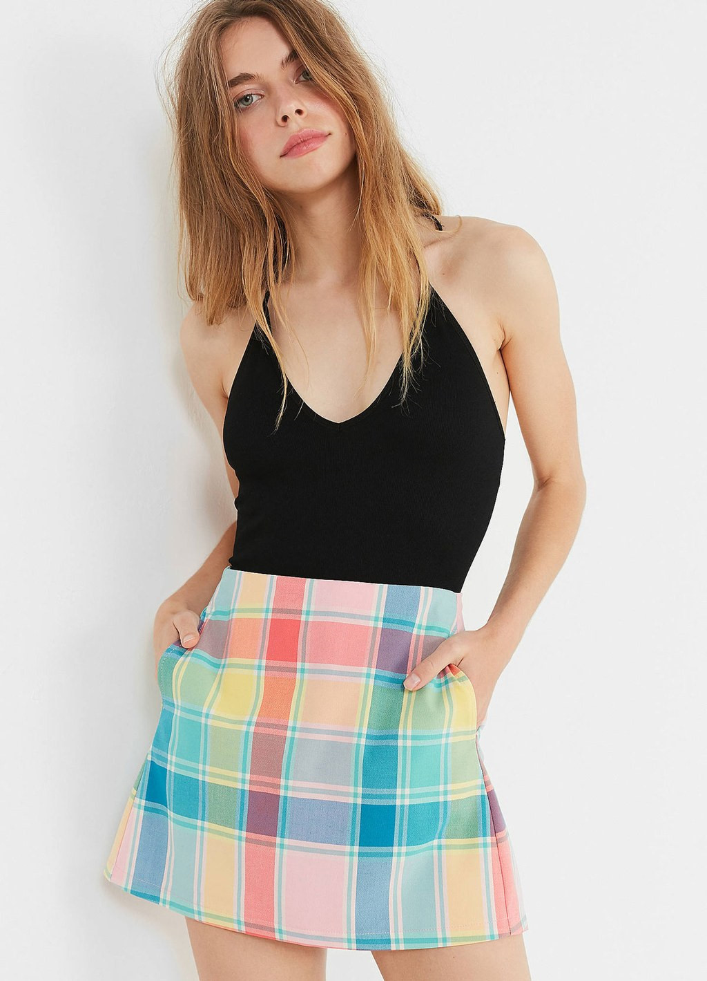 Những tông màu pastel như hồng, xanh, vàng đi cùng với họa tiết sọc caro luôn là sự kết hợp ăn ý trong ngày hè. Với những chiếc váy có màu sắc rực rỡ thì bạn chỉ cần phối thêm những mẫu áo trơn màu, có màu sắc trung tính để bộ trang phục tránh bị rối mắt, lòe loẹt.