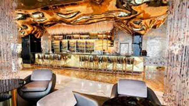 4. Khách sạn Burj Khalifa có đủ vàng để che 46.265 lớp bức tranh Mona Lisa Burj Khalifa là một trong những khách sạn sang trọng nhất trên thế giới. 8.000 m2 lá vàng 22 cara đã được kết hợp trong trang trí khách sạn.