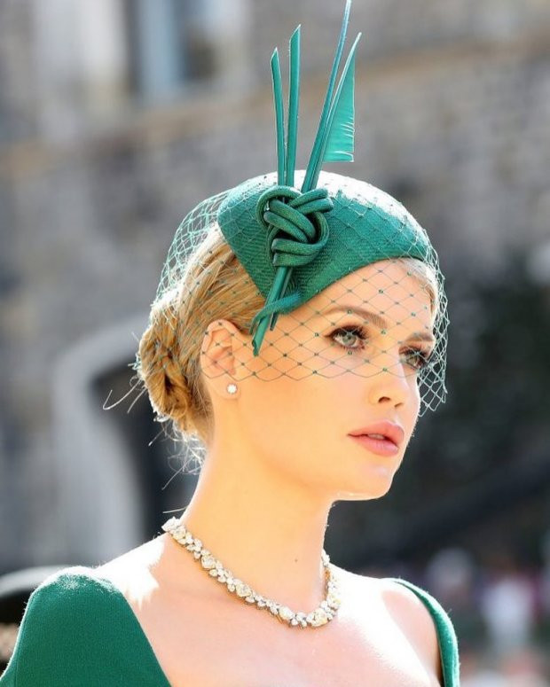 Lady Kitty Spencer sinh năm 1990, là con gái lớn của em trai ruột cố Công nương Diana, Earl Charles Spencer và người mẫu Victoria Lockwood. Trước màn xuất hiện chiếm hết spot light tại đám cưới Hoàng gia vừa qua, tiểu thư Spencer có cuộc sống khá khép kín.