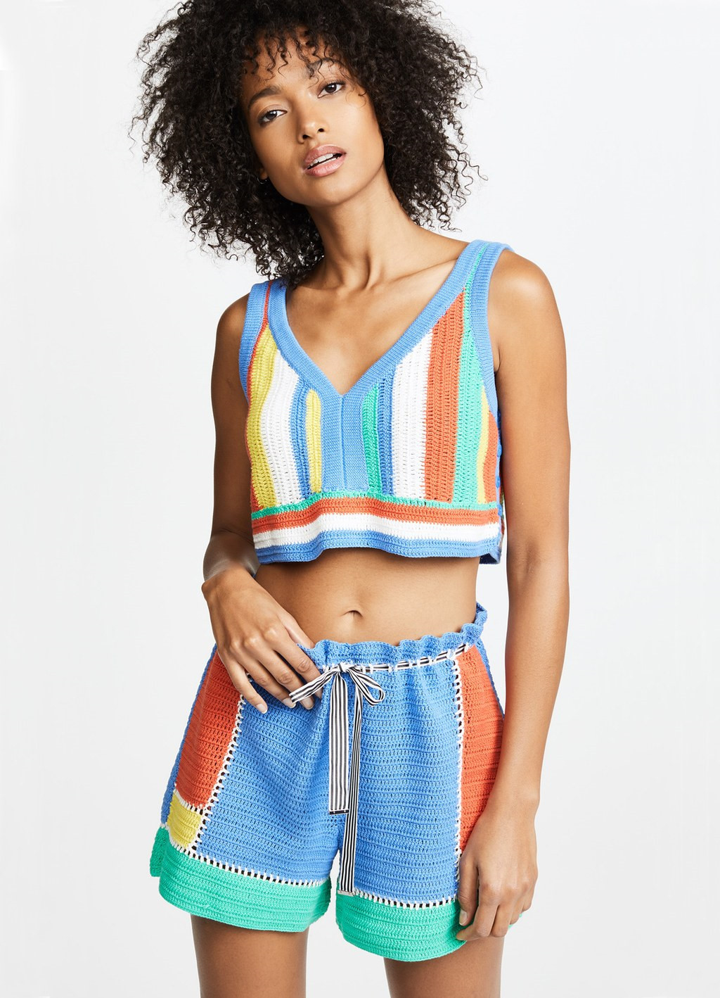 Set áo quần crochet phù hợp với những chuyến đi du lịch biển. Tuy nhiên đây là bộ trang phục tương đối kén người mặc, thích hợp hơn với những cô nàng sở hữu vòng hai thon gọn.