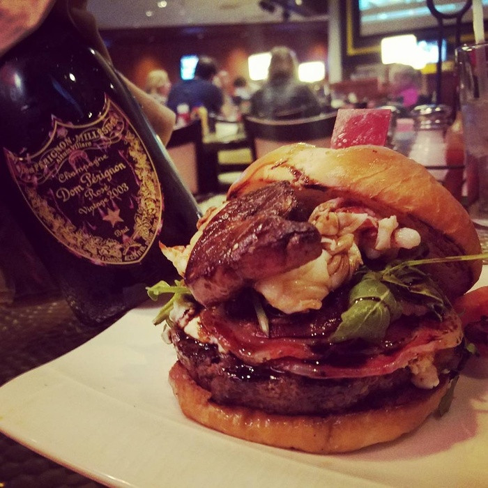 9.777 Burger Nếu bạn thắng lớn ở Las Vegas nhưng vẫn muốn một số món ăn cổ điển của Mỹ hãy đến Burger Brasserie của Caesars để thưởng thức Burger 777. Chiếc bánh có giá hơn 17 triệu đồng với xúc xích khô pancetta, phô mai dê, gan ngỗng, rau arugula và giấm balsamic 100 năm tuổi. Bạn sẽ được uống ly rượu vang Champagne Dom Perignon.