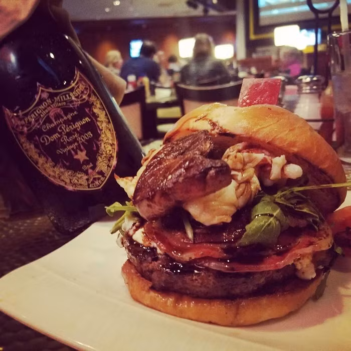 9.777 Burger Nếu bạn thắng lớn ở Las Vegas nhưng vẫn muốn một số món ăn cổ điển của Mỹ hãy đến Burger Brasserie của Caesars để thưởng thức Burger 777. Chiếc bánh có giá hơn 17 triệu đồng với xúc xích khô pancetta, phô mai dê, gan ngỗng, rau arugula và giấm balsamic 100 năm tuổi. Bạn sẽ được uống ly rượu vang Champagne Dom Perignon.