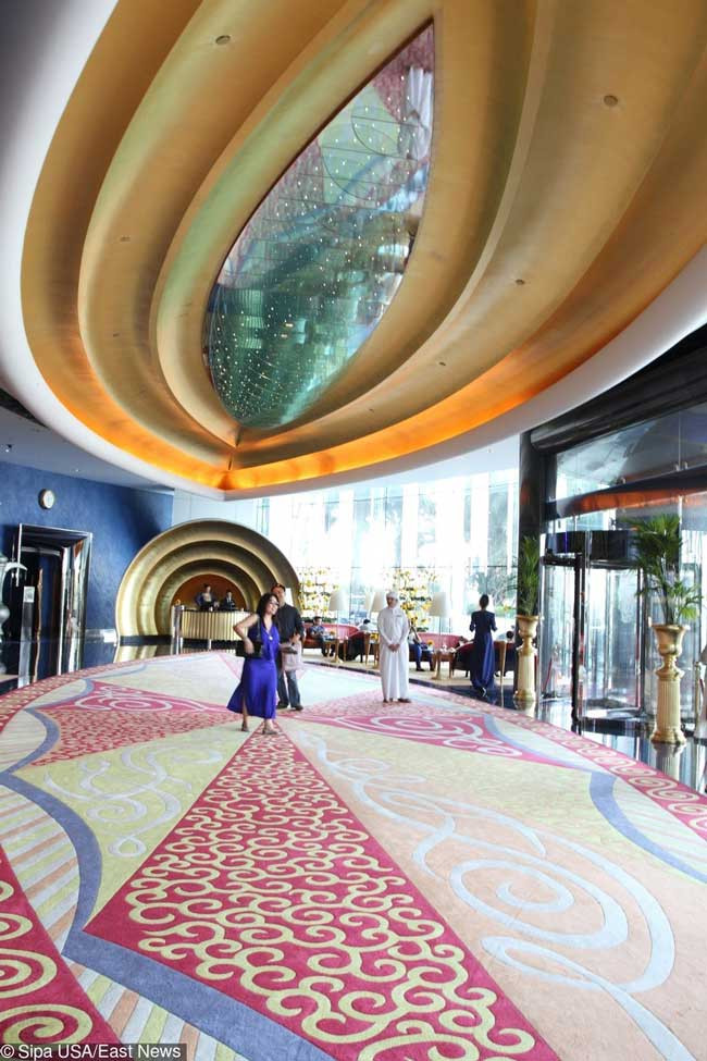 6. Thuế chỉ mới được triển khai ở Dubai. Trong quá khứ, Dubai là một thành phố không thuế. Trong 10 năm qua, thuế chỉ là một dự án và nó đã được thu sau sự sụp đổ kinh tế của thành phố này. Lý do chính thu thuế là để tăng doanh thu của Dubai. UAE đã triển khai thu thuế GTGT với thuế suất 5% vào ngày 1 tháng 1 năm 2018. Tuy nhiên, gần 100 sản phẩm, dịch vụ chăm sóc sức khỏe và giáo dục vẫn miễn thuế. Thuế GTGT ở UAE vẫn khá thấp so với thế giới. Khu vực bán lẻ của UAE luôn được ổn định giá thuế và nó cũng không ảnh hưởng nhiều tới những người có thu nhập thấp.