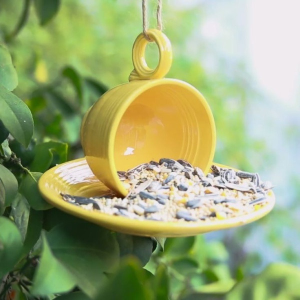 Tận dụng những chiếc đĩa, tách trà, sơn với những gam màu của nắng để tạo nên một góc đựng đồ ăn cho chim chóc trong vườn.