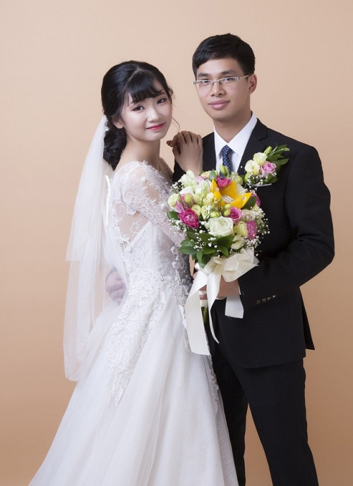 Sang ngày thứ 2 của Gala thì sáng đó đá bóng xong, mình chạy lại lau mồ hôi trên đầu vào lưng Hằng. Ngày thứ 3 kết thúc Gala, mình với Hằng chụp chung với nhau quả ảnh để đời. Mình cũng không biết tại sao mới chỉ quen nhau, rất xa lạ mà lại có cảm giác thân thiết với Hằng đến thế. Gala xong thì mình say nắng luôn và quyết định cầm cưa cô bé này. Hằng nhắng nhít, trẻ con nhưng rất chững chạc. Hằng cũng là người đầu tiên khiến mình “sợ”, “bắt thóp” được mình”.