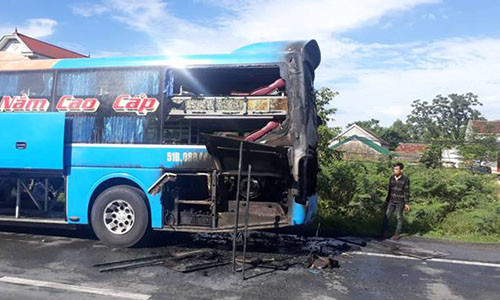 Chiếc xe khách 2 tầng phát lửa bốc từ phía sau xe. Ảnh: Vũ Hoàng