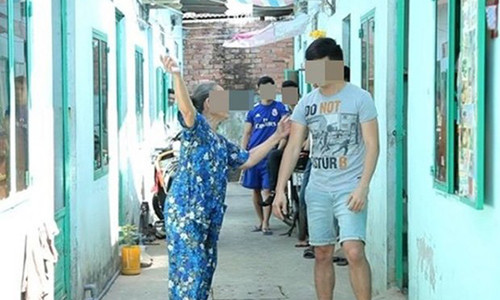 Chỉ vì thường xuyên nhận đồ ăn được cho mà nam sinh bất ngờ bị bà chủ trọ đổ vỏ. Ảnh minh họa.