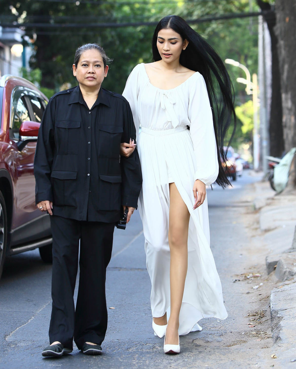 Mẹ Trương Thị May đưa con gái đến dự buổi giới thiệu bộ phim kinh dị "Giấc mơ thứ 7". Phim kể về một nhà văn trinh thám trẻ lên Đà Lạt tìm nơi yên tĩnh để sáng tác và tranh thủ thăm em trai. Nhưng anh lại có giấc mơ kỳ lạ về một cô gái và vô tình phát hiện một bí mật khủng khiếp.