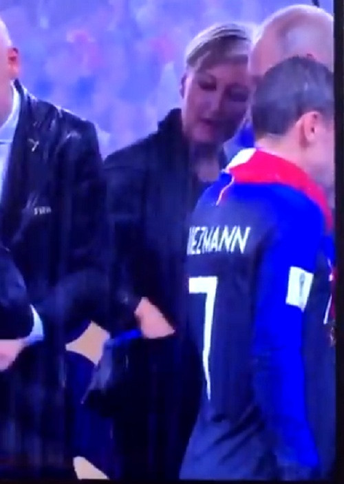 Khoảnh khắc người phụ nữ đem cất huy chương vàng vào túi.