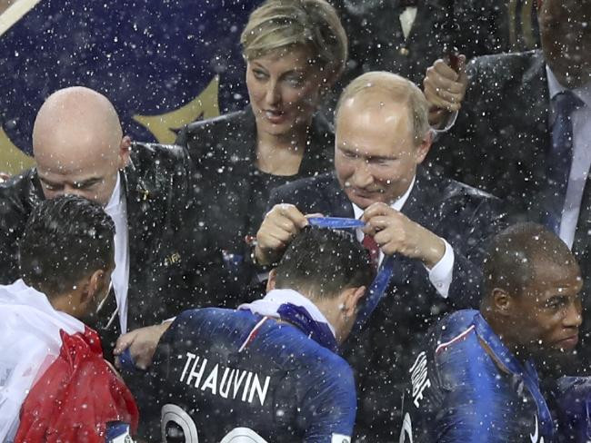 Người phụ nữ bí ẩn đứng ngay sau ông Putin và Chủ tịch FIFA.